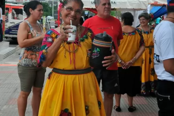 mujer-tomando-terere-paraguay