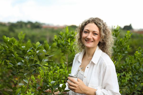 kara_lorenzo-sommelier-yerba-mate-en-plantacion-yerba-mate-misiones