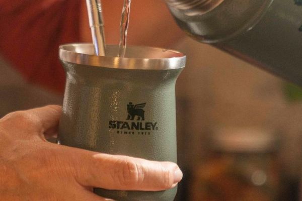 mate-y-termo-stanley-verde-con-agua-caliente