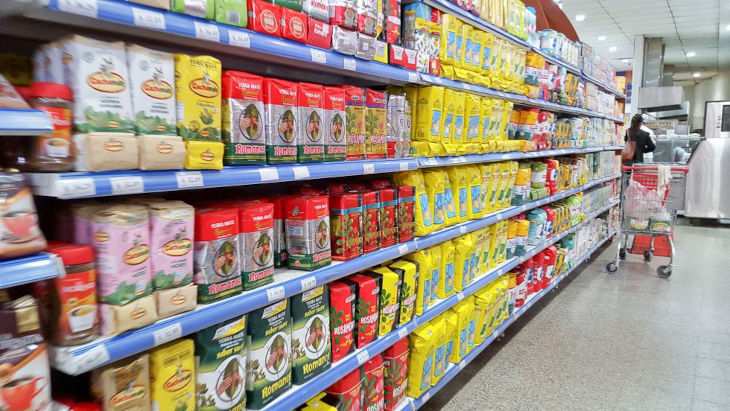 gondola de supermercado con paquetes de yerba mate argentina