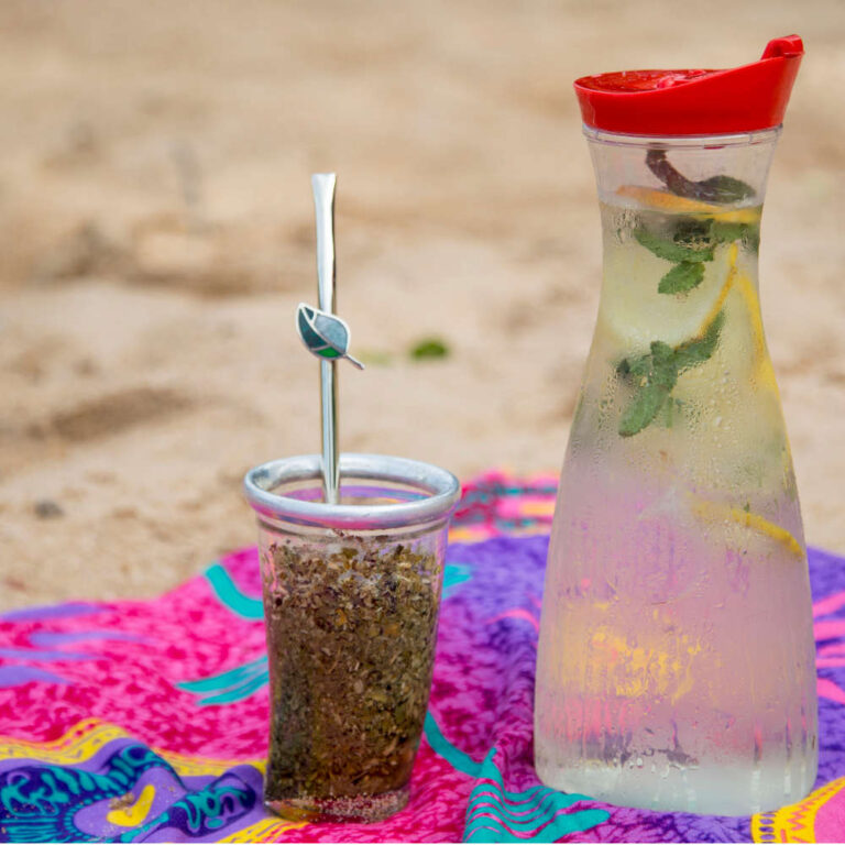 mate terere con agua fria rodajas de limon y hojas de cocu y yerba mate