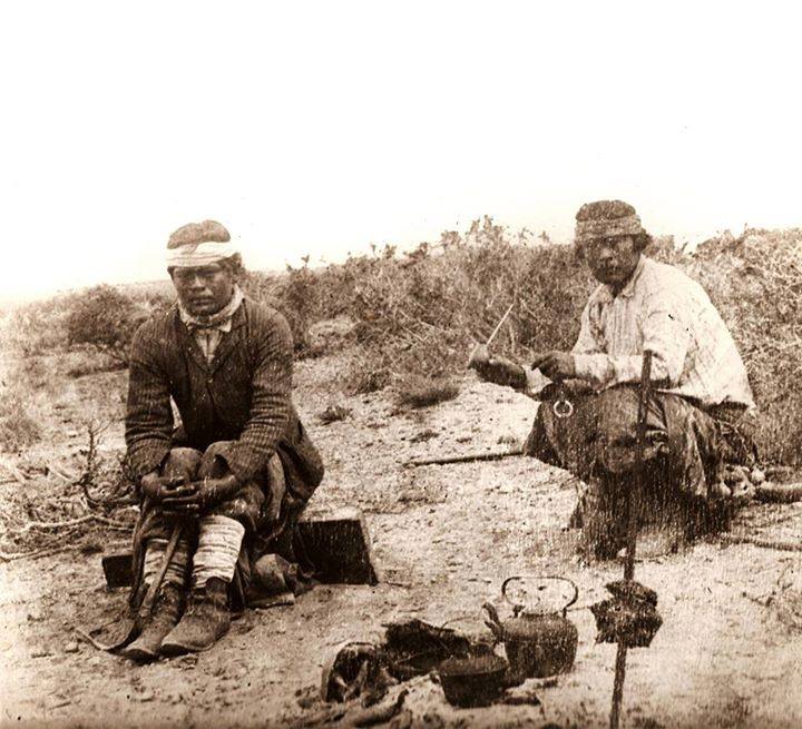 mapuches tomando mate en la pampa mientras se asa la carne archivo general de la nacion argentina