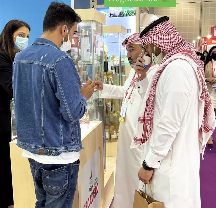 arabes probando mate en dubai 2022 stand argentina2