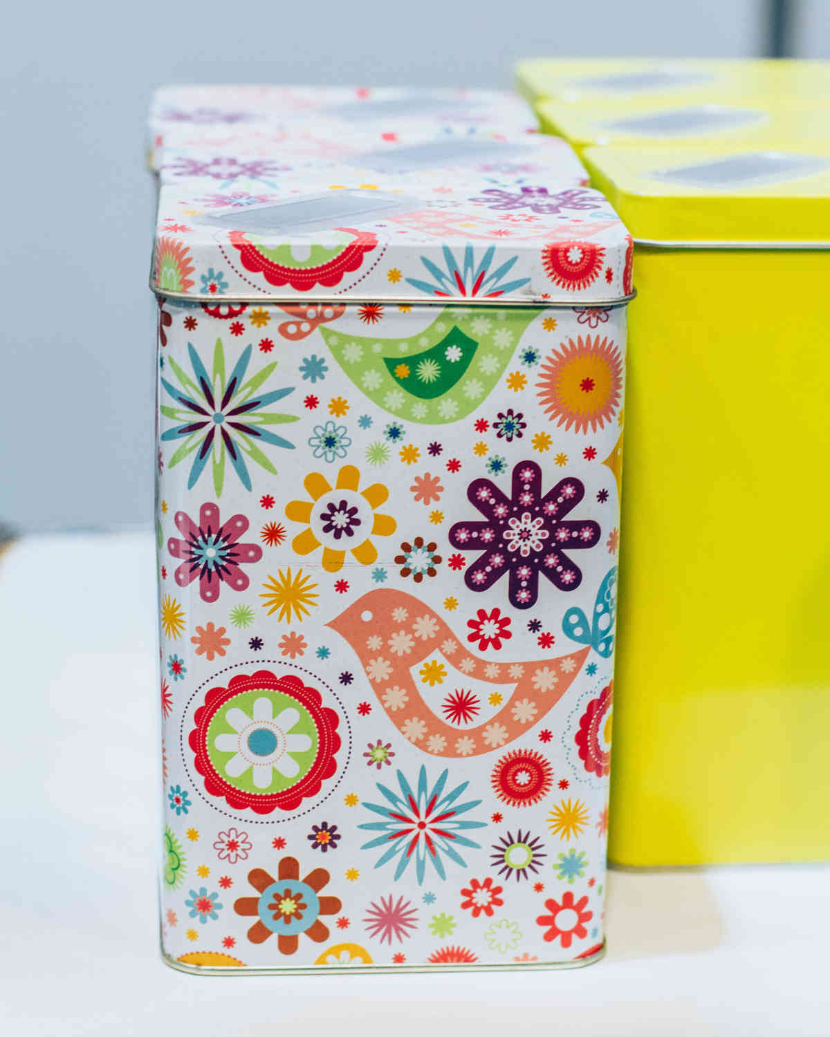 latas de hojalata para guardar yerba mate amarilla y con diseño floreado