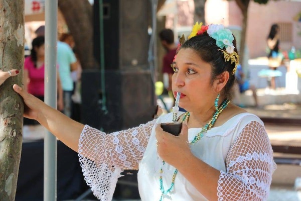 mujer paraguaya tomando terere en el dia nacional de la bebida