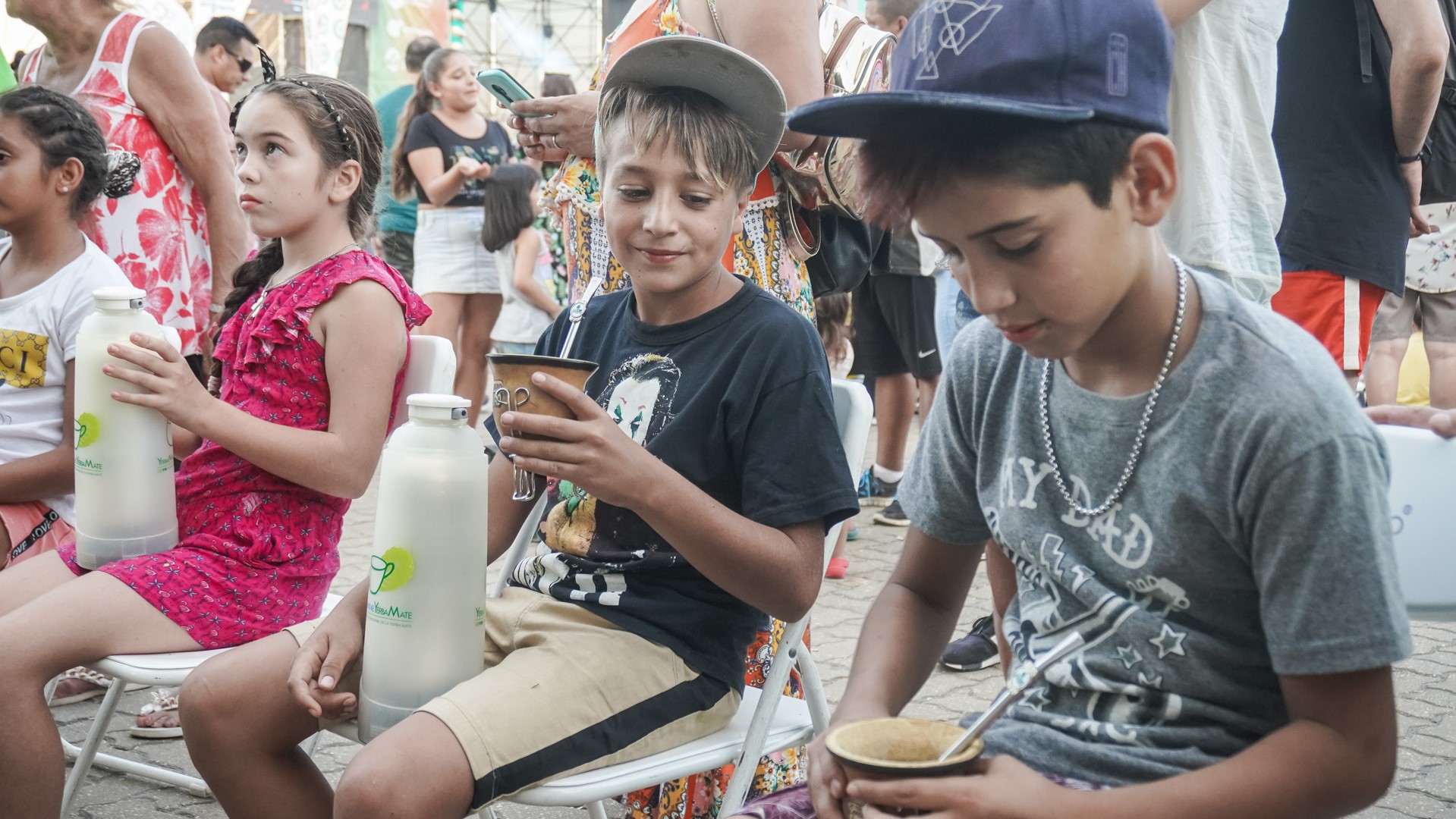 niños aprendiendo a preparar mates en concurso de cebadores mate 2020 parana entre rios