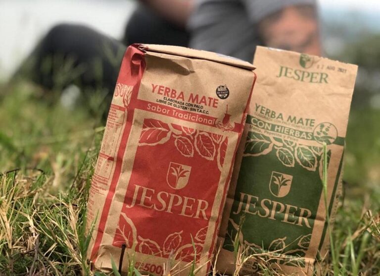 paquetes de yerba mate jesper tradicional y con hierbas