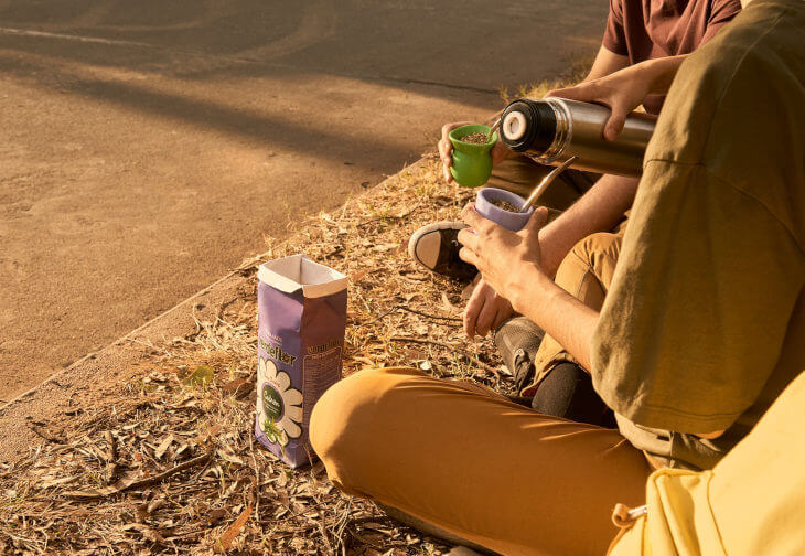 dos personas tomando mate con yerba verdeflor cada una con el suyo