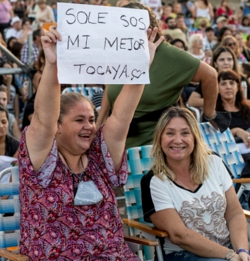 fan de soledad pastorruti muestra cartel e fiesta del mate parana 2022