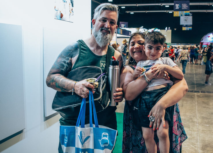 familia_recorriendo-feria-del-mate-matear-en-argentina