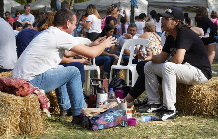 hombres-tomando-mate-sobre-fardos-de-paja-fiesta-torta-frita-2022-mercedes