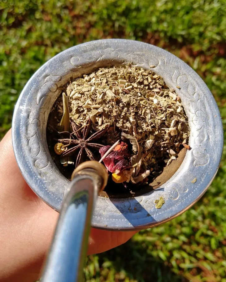 mate con yuyos medicinales-costumbre-argentina