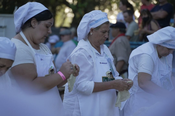 mujeres-amasando-torta-frita-mas-grande-del-mundo-para-el-mate-2022-