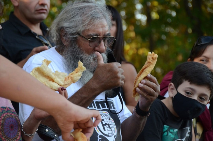 personas-comiendo-torta-frita-fiesta-2022