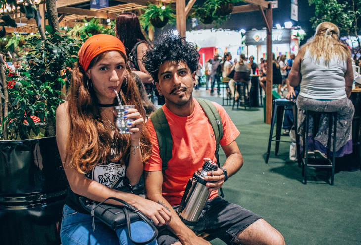 adolescentes-tomando-mate-en-patio-matero-feria-matear-2019