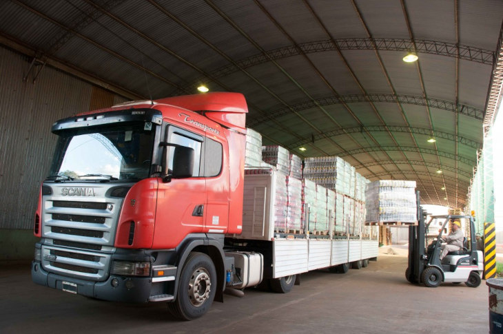 camion-cargado-con-paquetes-yerba-mate-rumbo-a-centros-distribucion-argentina-hreñuk