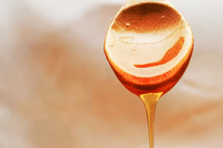 cuchara-con-miel-para-endulzar-mate