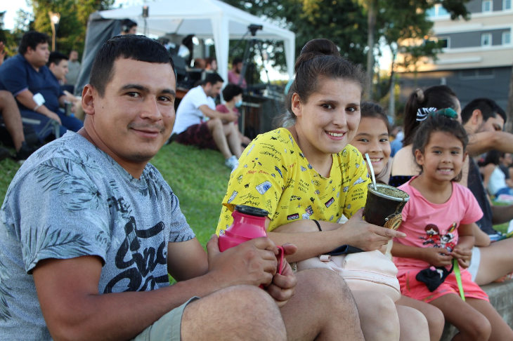 familia_argentina_tomando_mate_al-aire-libre