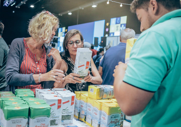 mujeres.comprand-yerba-mate-stand-en-feria-matear-argentina-2019