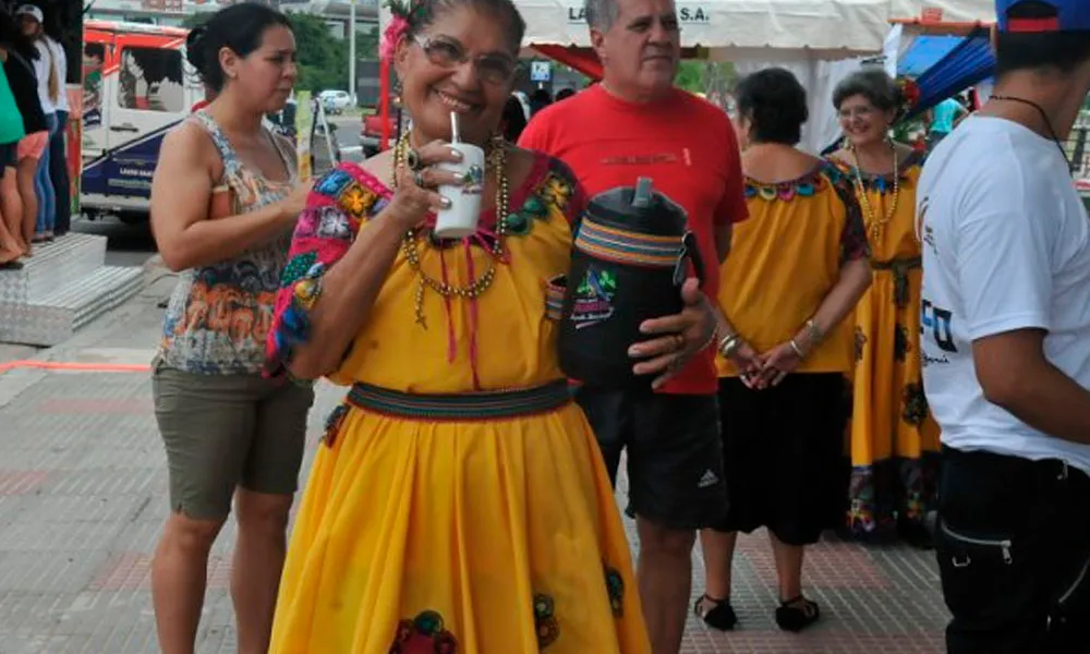 mujer-tomando-terere-paraguay