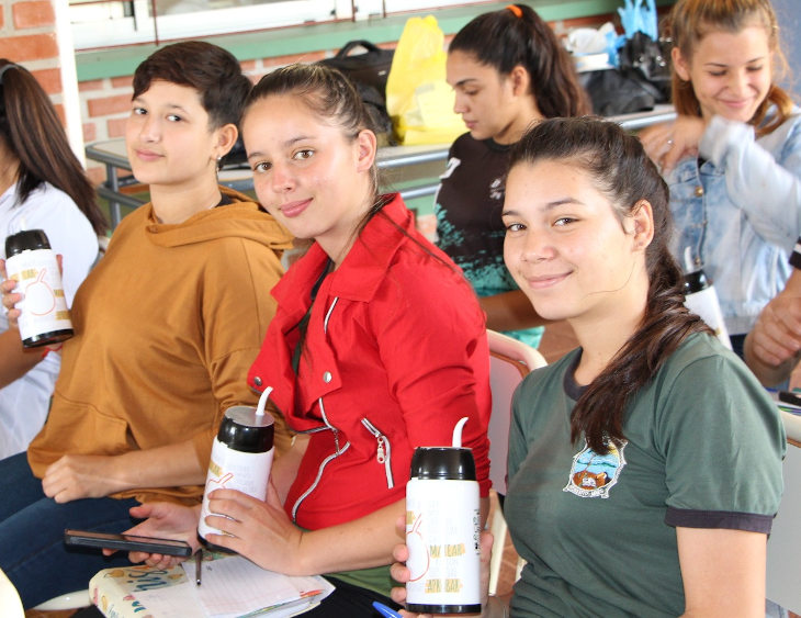 alumnos-escuela-con-mates-autocebantes