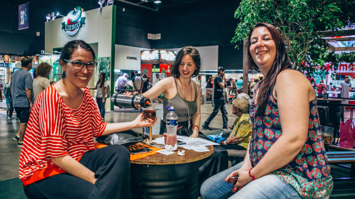 amigas-tomando-mate-en-matear-feria-argentina