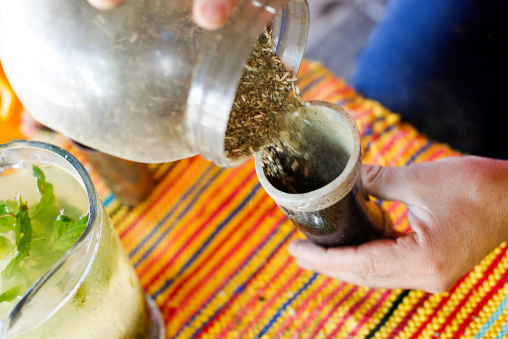 cargando-la-guampa-con-yerba-mate-para-tomar-terere