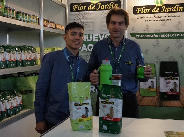 dos-hombres-atienden-stand-yerba-mate-flor-de-jardin-caminos-y-sabores-2022