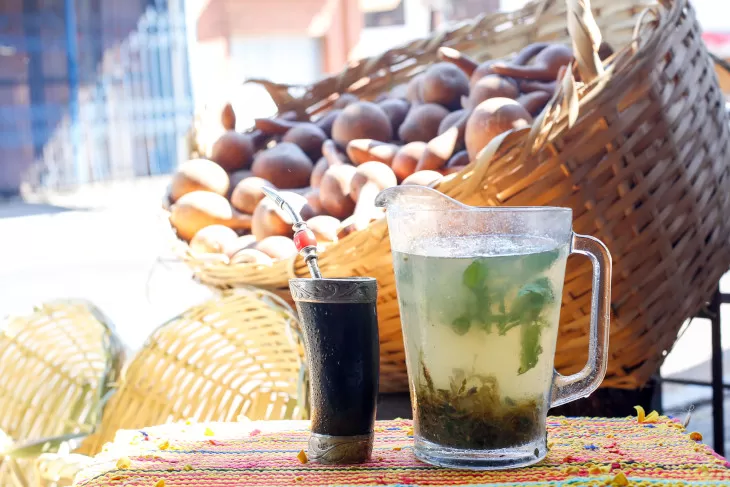 jarra-de-vidrio-con-hierbas-medicinales-y-guampa-con-yerba-mate-para-terere