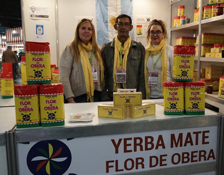 personas-atienden-stand-yerba-mate-flor-de-obera-caminos-sabores-2022