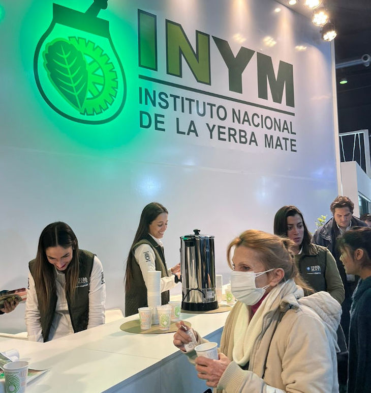 visitantes-prueban-mate-cocido-rural-2022-inym-expo