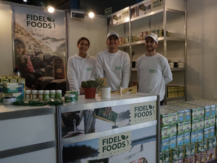 tres-personas-en-stand-yerba-mate-moringa-fidel-feria-caminos-y-sabores-2022