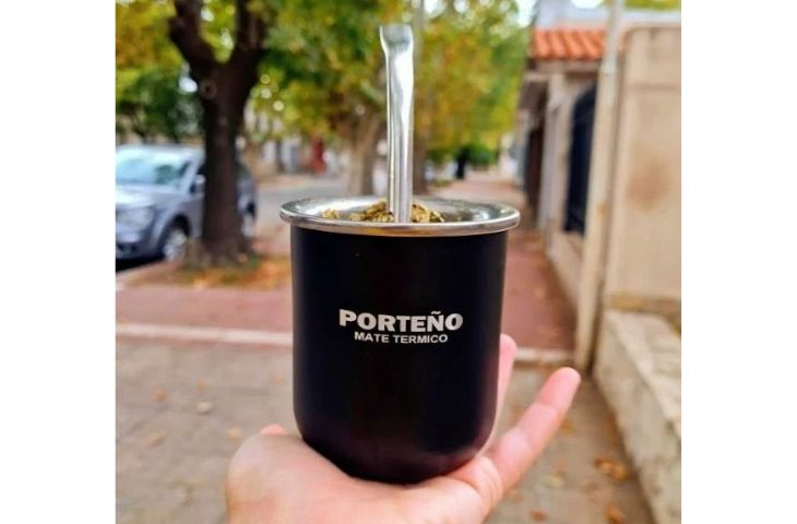 mano-agarra-mate-termico-porteño-negro