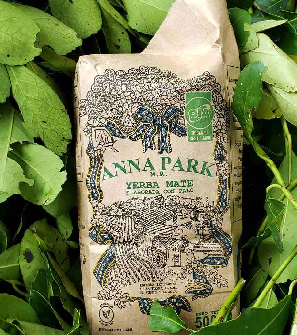 paquete-yerba-mate-anna-park-fondo-hojas-verdes