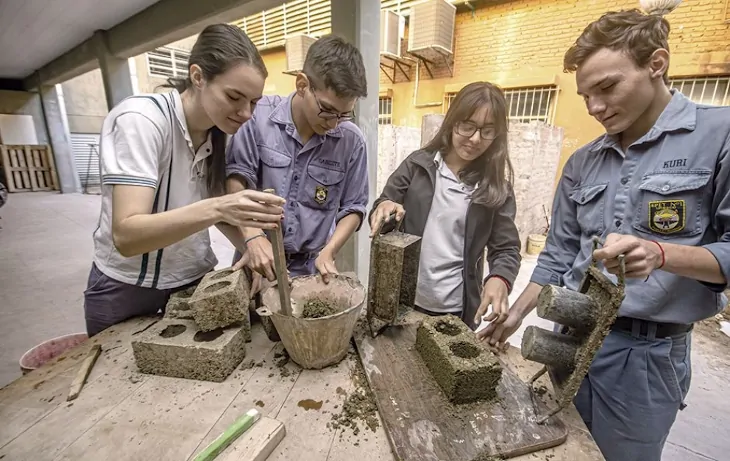 alumnos-fabricando-eco-ladrillos