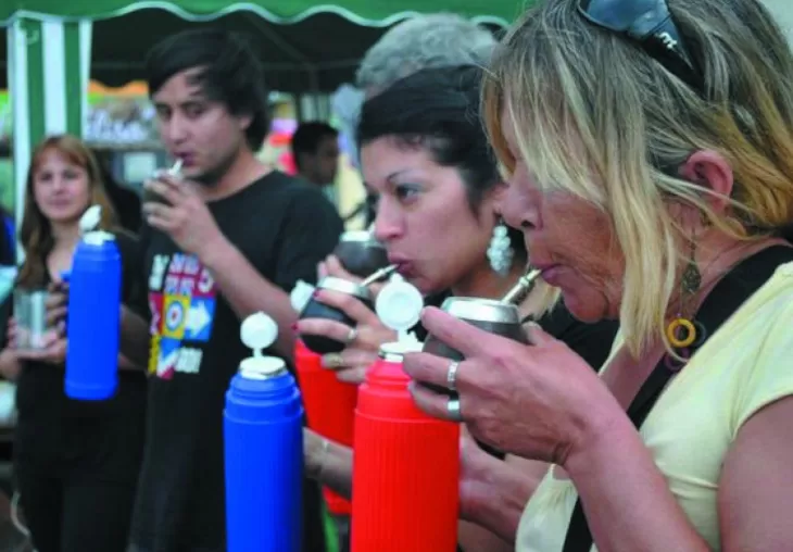 personas-tomando-mate-baradero-fiesta.