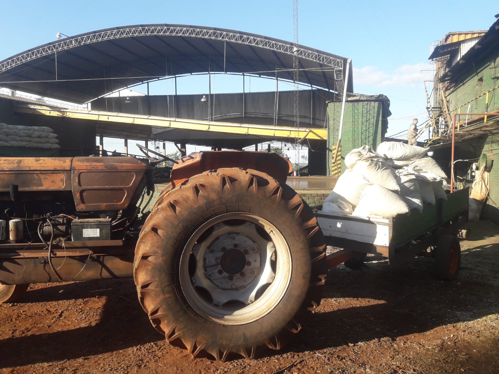 tractor-con-yerba-mate-decomisada