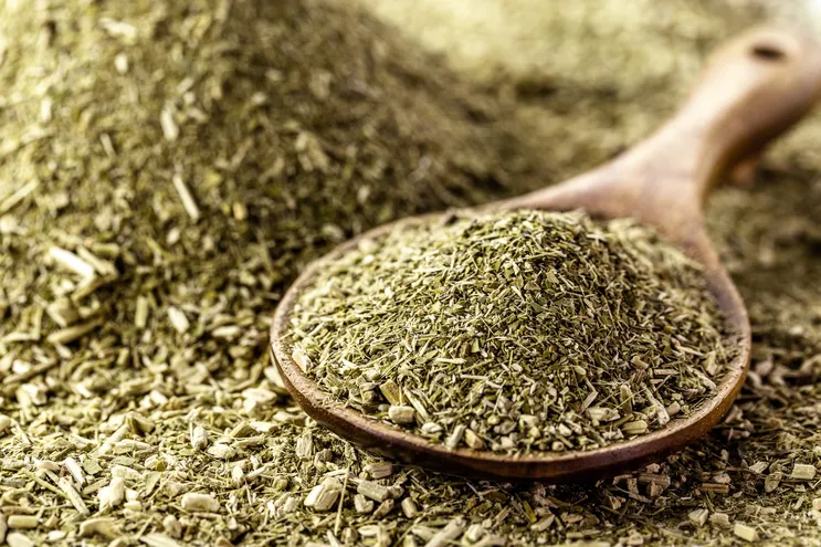 cuchara-madera-con-yerba-mate-paraguay