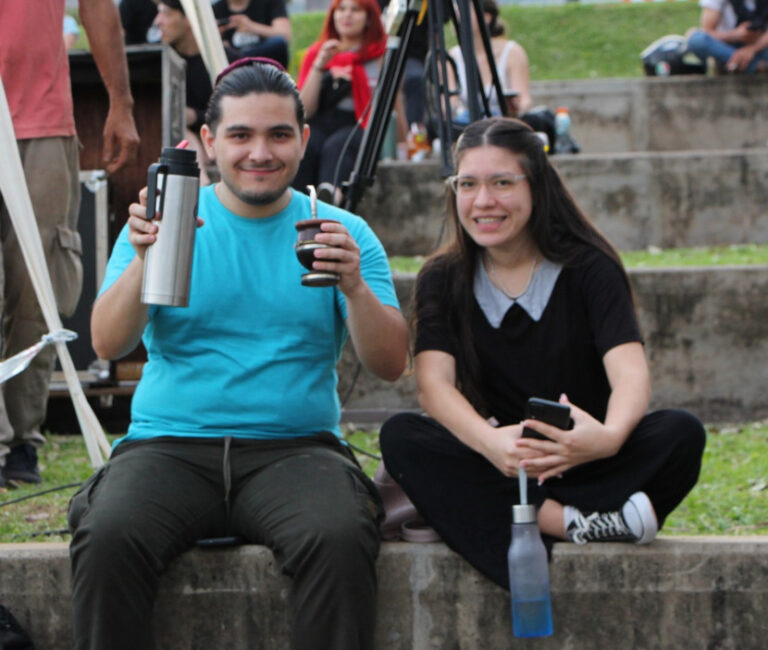 hombre-con-mate-y-termo-junto-a-mujer-parque-argentina