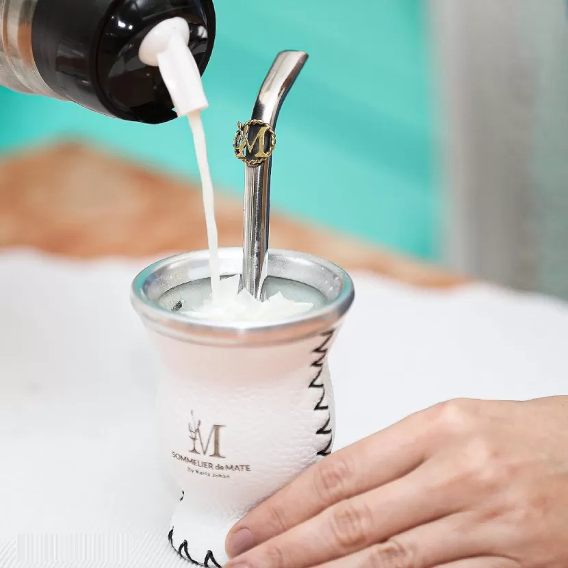 cebando-mate-con-leche-para-niños
