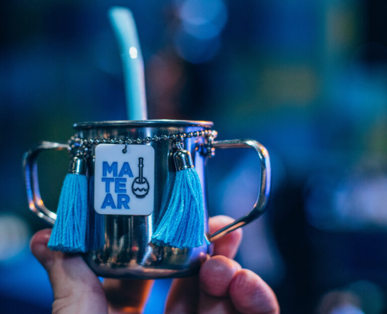 mate-metal-tipo-jarrito-con-logo-matear-feria