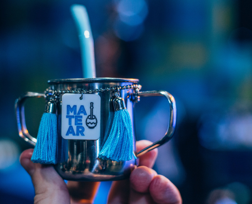 mate-metal-tipo-jarrito-con-logo-matear-feria