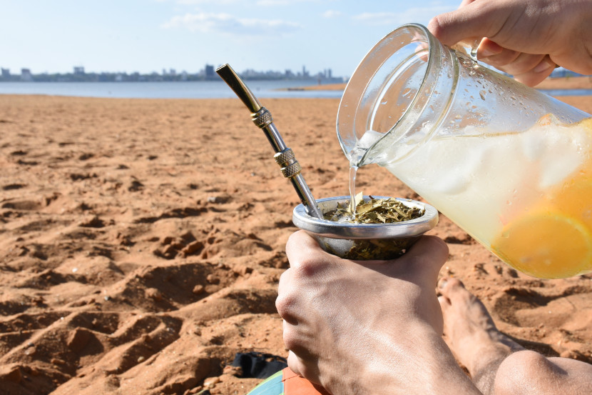 persona-tomando-mate-terere-frio-playa