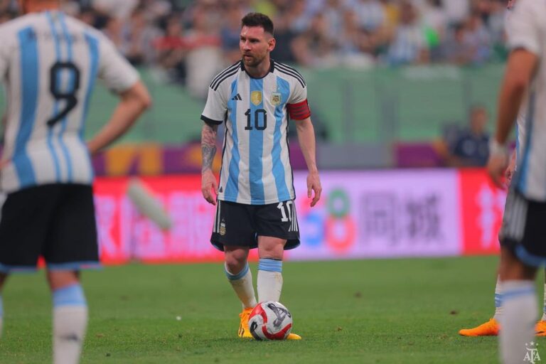 messi-con-remera-seleccion-argentina-pelota