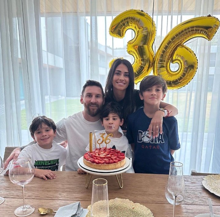 messi-cumple-años-36-con-familia