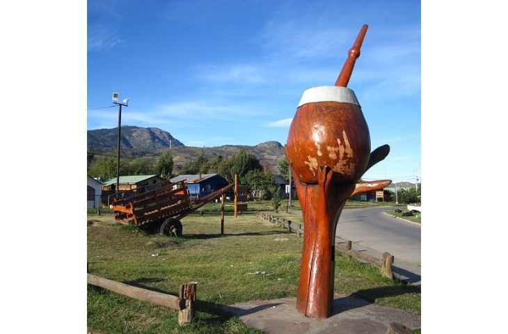 monumento-al-mate-en-madera-chile-cochrane-patagonia