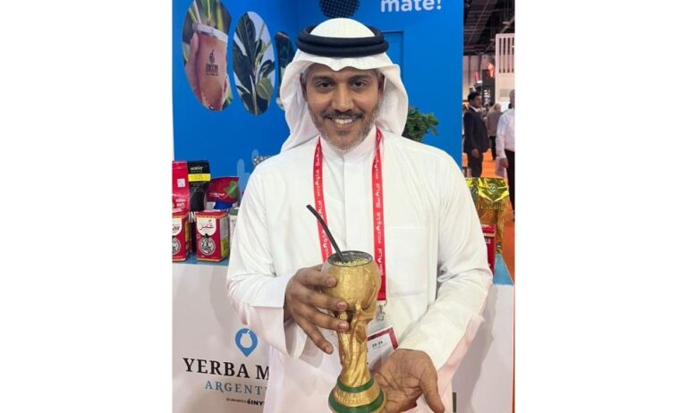 hombre arabe con mate en forma de copa de futbol