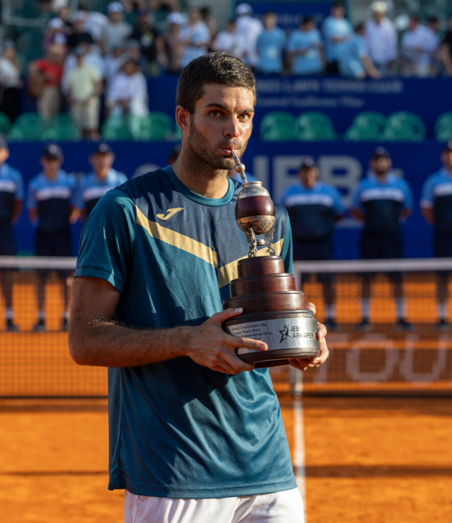 facundo-diaz-acosta-toma-mate-trofeo-2024