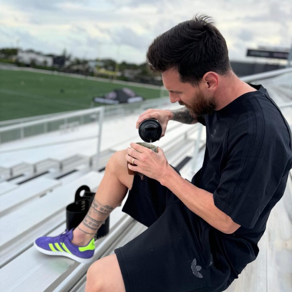 leo messi tomando mate