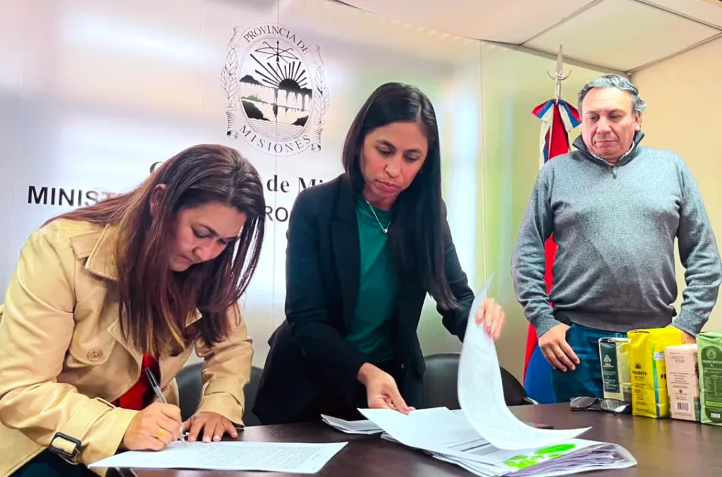MARCAS-yerba-mate-premiadas-credito-gob-misiones-maciel-firmando-contrato